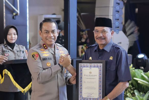 Dukung Teknologi ETLE, Kapolda Kalsel Beri Penghargaan Kepada Ketua DPRD Kalsel  H Supian HK