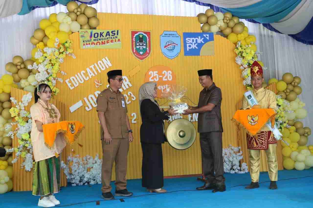 Paman Yani Resmi Buka Education and Job Fair SMKN 2 Simpang Empat Tanah Bumbu