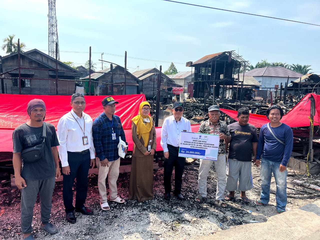 UPZ Bank Kalsel Kembali Serahkan Bantuan Uang Tunai Kepada Warga Jalan Setia Pengurus Dalam Yang Kena Musibah Kebakaran