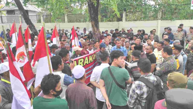 Soal Lahan Tanah, Puluhan Warga Kintap Minta Tutup PT KJW, DPRD Kalsel Fasilitasi Pertemuan Pekan Depan