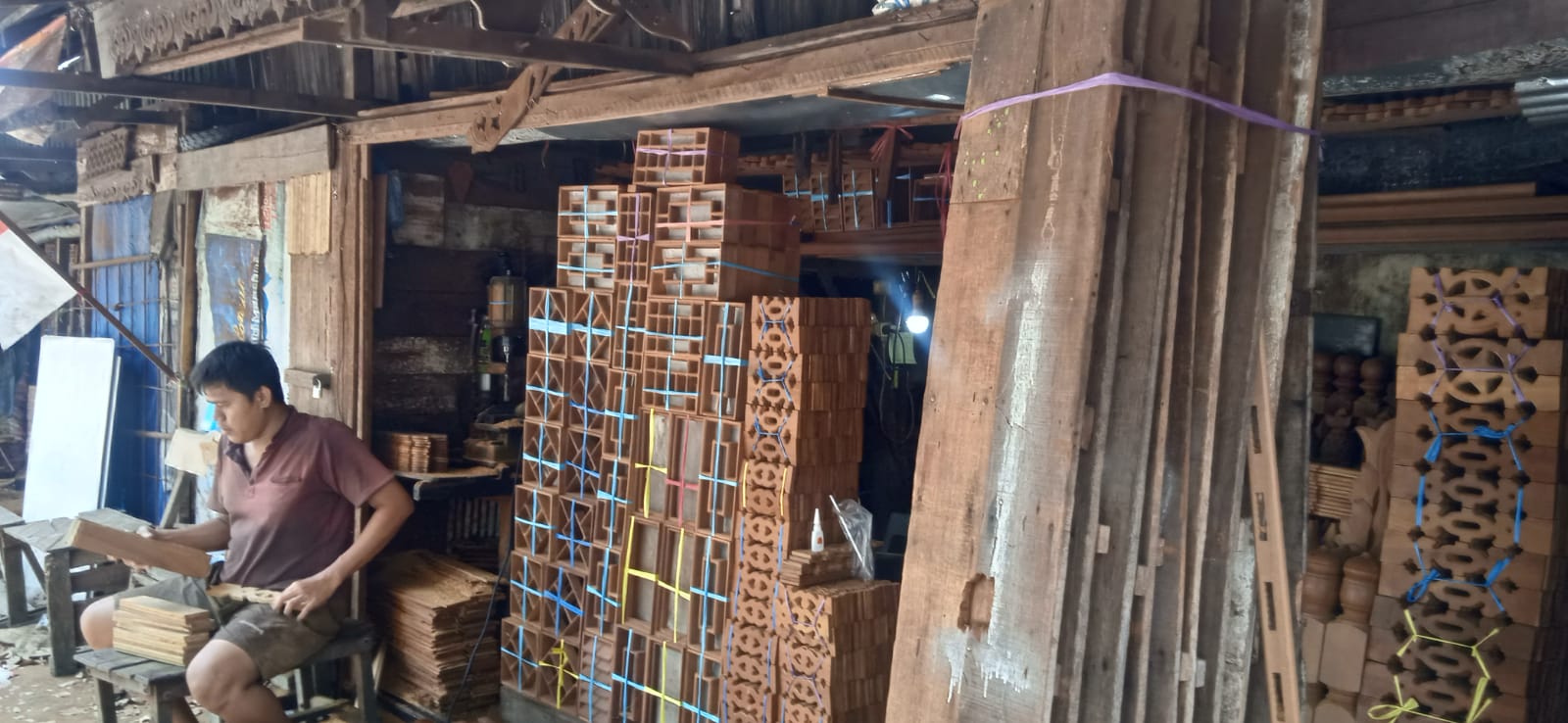 Asal Punya Niat Serius, Siapapun Bisa Seperti Arbani Pengrajin Korsen Beromset Minimal Rp 5 Juta Perbulan