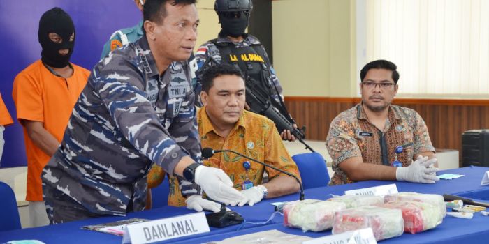 TNI AL Kembali Berhasil  Gagalkan Penyelundupan 5 Kg Narkoba di Perbatasan, Kasal : Terus Tingkatkan Kewaspadaan