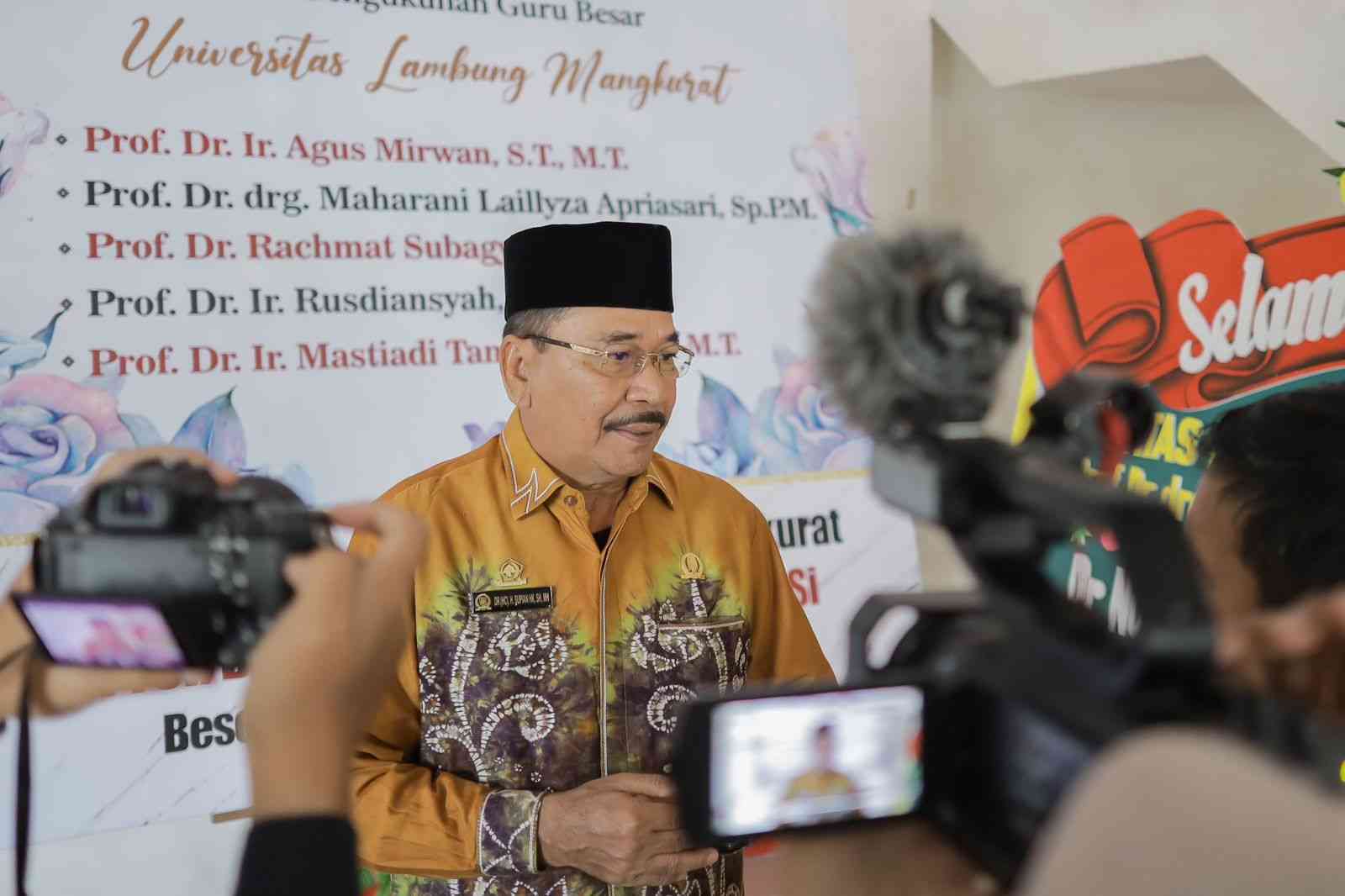 Hadiri Pengukuhan Profesor ULM, Ketua DPRD H Supian HK Berharap Mutu Pendidikan Kalsel Terus Meningkat