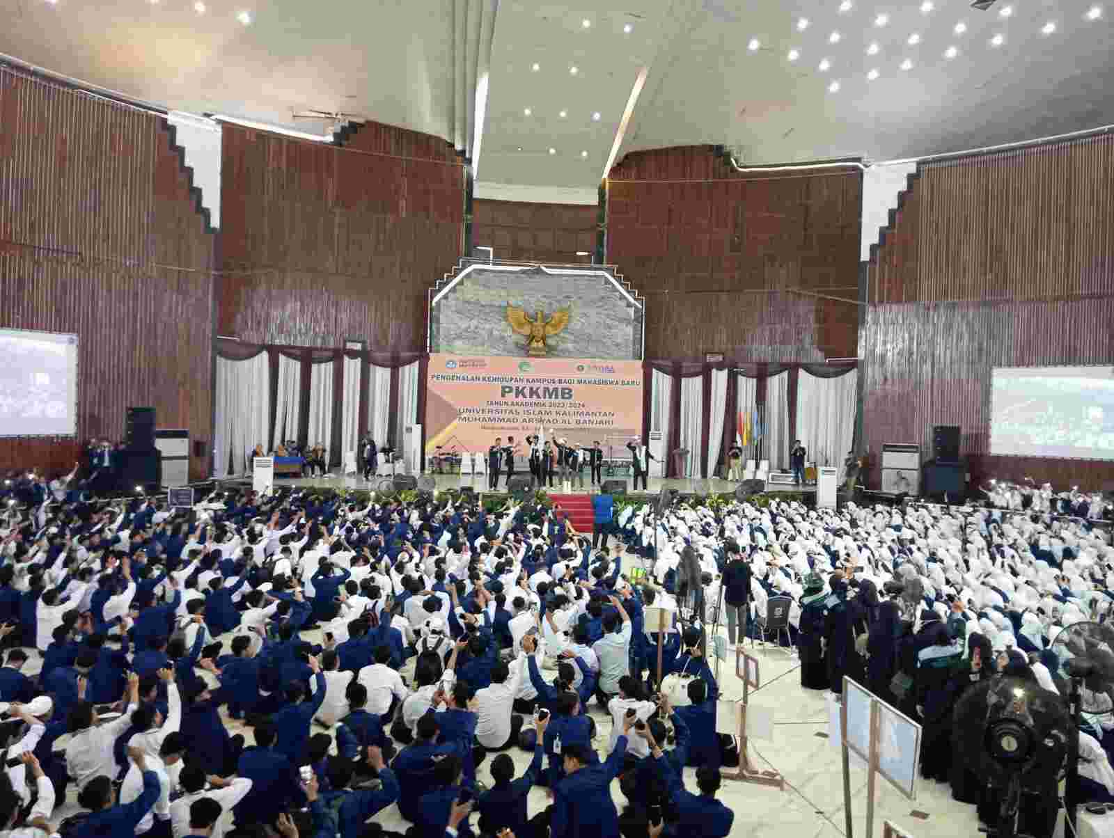 Hari Terakhir PKKMB Uniska Dirangkai Dengan Bershalawat, Rektor : Manfaatkan Organisasi untuk Belajar