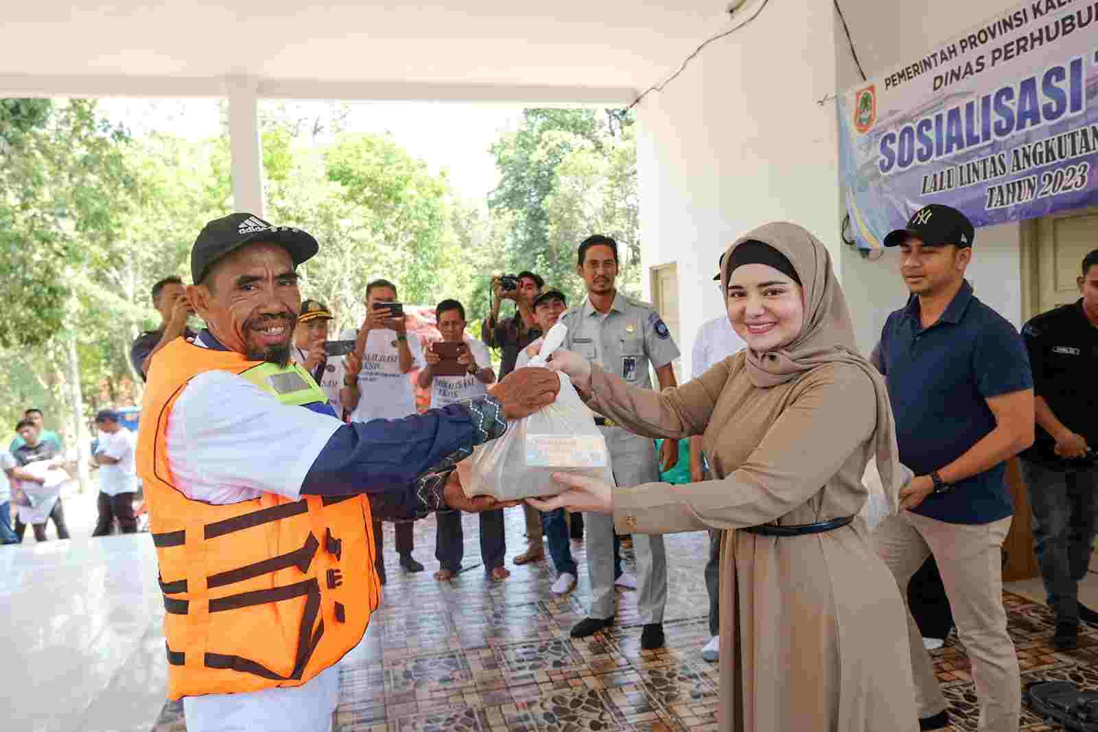 Bagikan Life Jacket, Anggota DPRD Kalsel Jihan Hanifha Sosialisasikan Pentingnya Keselamatan Transportasi Sungai & Danau