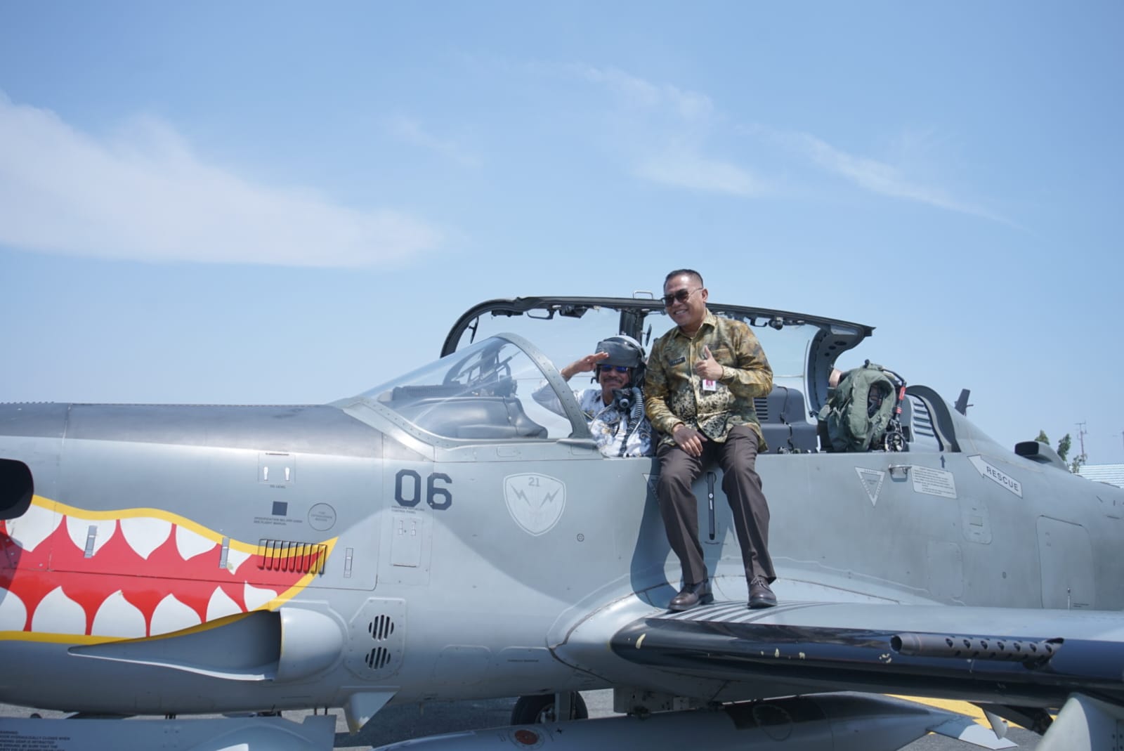 Ketua DPRD Kalsel, Supian HK Rasakan Sensasi Jadi “Pilot” Pesawat Tempur Super Tucano