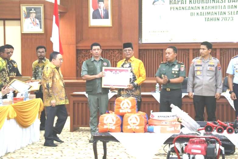 Dirakor Karhutla Kalsel, BNPB Bantu Hujan Buatan dan 2 Unit Helikopter Water Bombing, Paman Birin : Diperlukan Evaluasi dan Inovasi Strategi Pemadaman