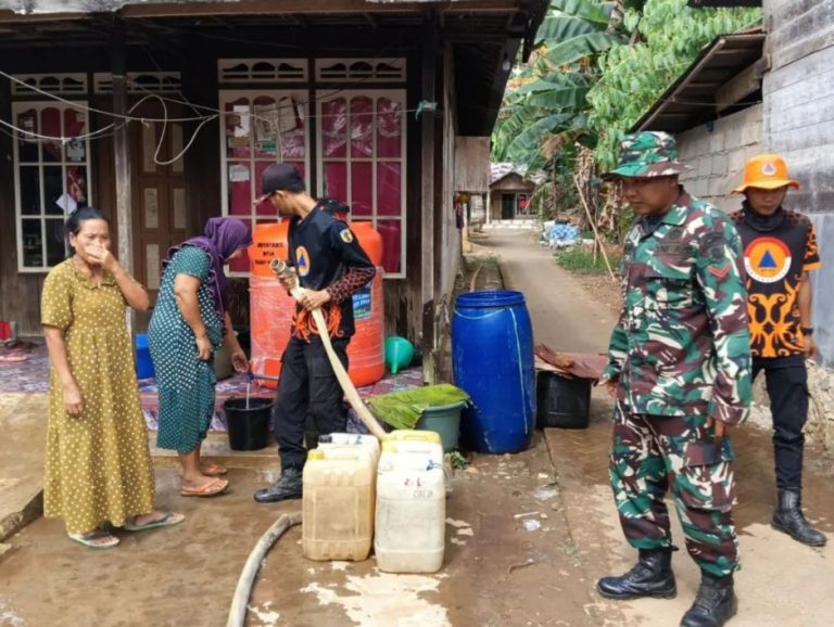 Tim Gabungan Karhutla HST Distribusikan Air Bersih, Dandim: Jangan Membuka Lahan Dengan Membakar