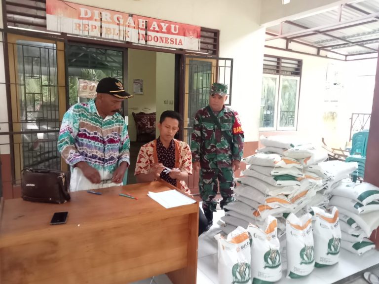Babinsa Pandawan Distribusikan Penyaluran Beras BPN