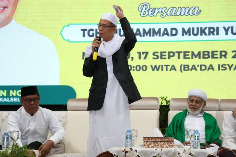KH Mukri Yunus Isi Tausiah Hari Ke-2 Gema Maulid 14 Malam, Ingatkan Kita Harus Teladani Sikap Dan Akhlak Rasullulah