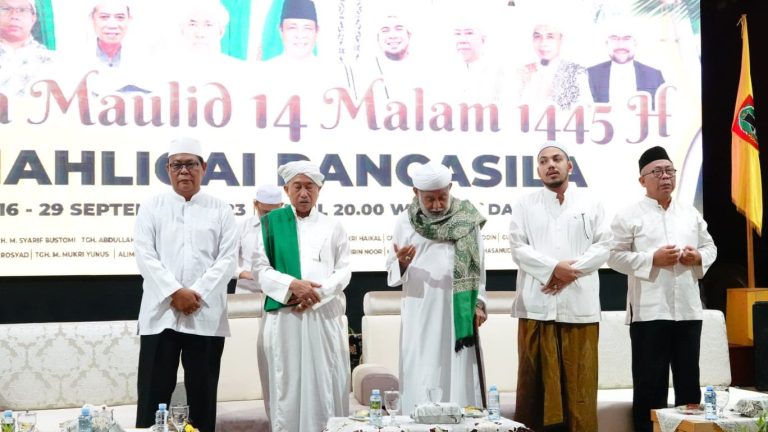 Hari ke-3 Gema Maulid Selama 14 Hari, Guru Sani Sampaikan Kemuliaan Rasulullah SAW, Gubernur : Mudahan Dapat Rahmat dari Allah SWT