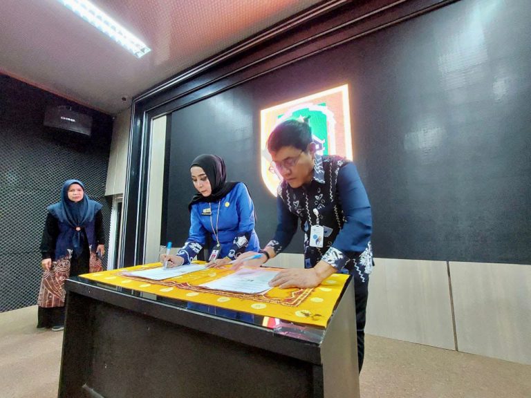 Jalin Kerjasama Pinjam Pakai Produksi Film Anak, Dokumenter dan Feature, Dispersip-TVRI Kalsel Teken MoU