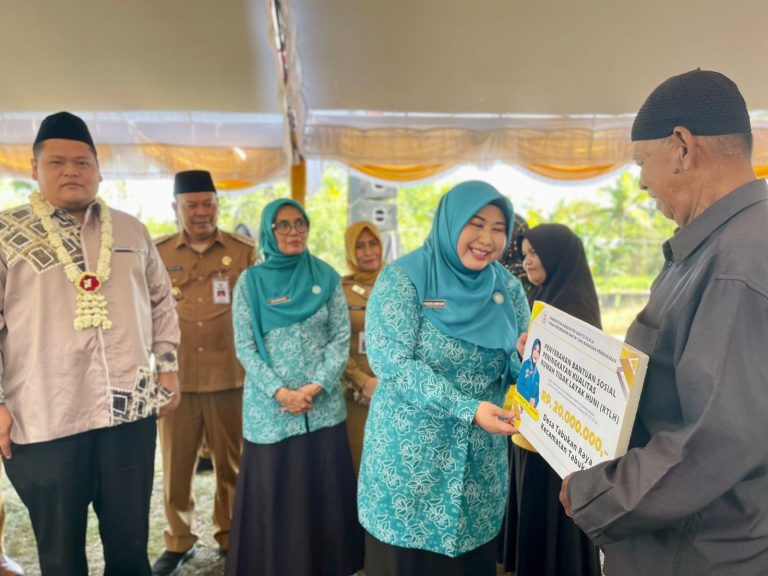 Ketua TP-PKK Raudatul Jannah Serahkan Bantuan Peningkatan Kualitas Rumah Tidak Layak Huni (PK-RTLH) di Kecamatan Alalak Batola