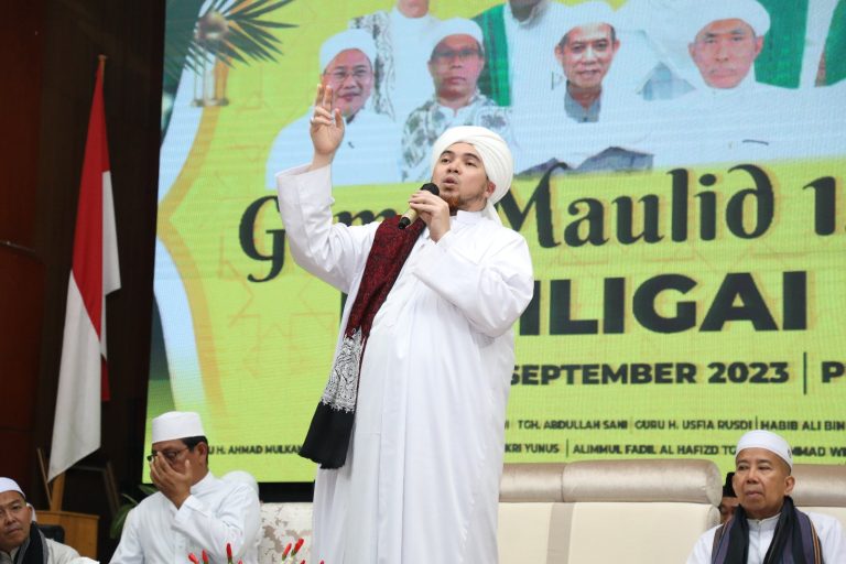 Ribuan Warga Khusu Dengar Tausiyah Habib Jindan di Maulid Malam ke 10 di Mahligai Pancasila