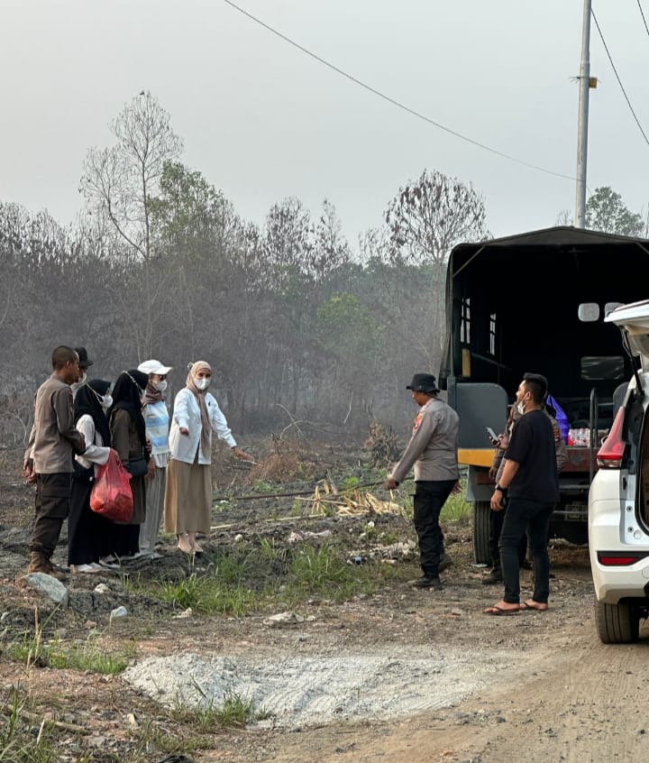 Polda Kalsel Apresiasi Maryani Sudah Bantu Petugas Kepolisian dan Relawan Yang Tengah Berjuang Tanggulangi  Karhutla