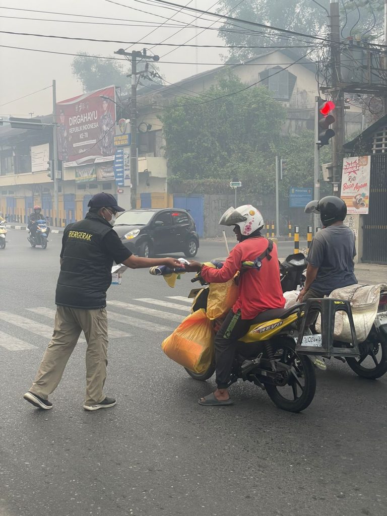 Kabut Asap, Gubernur Paman Birin Turun Langsung Bagikan Masker ke Warga, Pesannya: Ayo Gunakan Masker Hindari Kabut Asap dan Penyakit ISPA