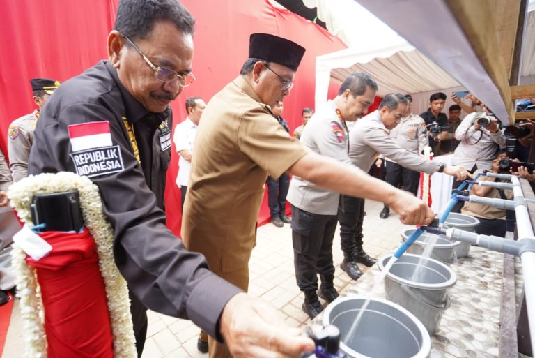 Cegah Krisis Air Bersih, Paman Birin Dan Ketua DPRD Kalsel Dampingi Wakapolri Resmikan Sumur Bor di Desa Balau Karang Intan Kabupaten Banjar
