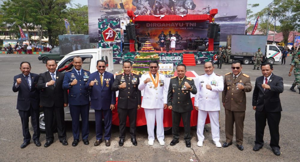 Hadiri Puncak HUT TNI ke-78, Gubernur Kalsel : Dirgahayu, Teruslah Bergerak, Suasana Aman Damai Belum Tentu  Dirasakan Jika Tak Ada TNI