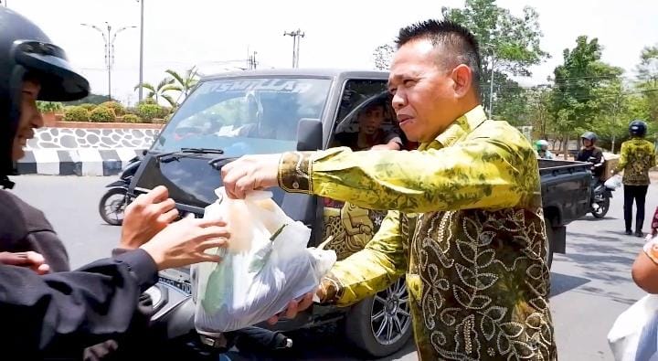 Paman Birin Bagi-Bagi Ribuan Kantong Sayuran Gratis Kepada Masyarakat