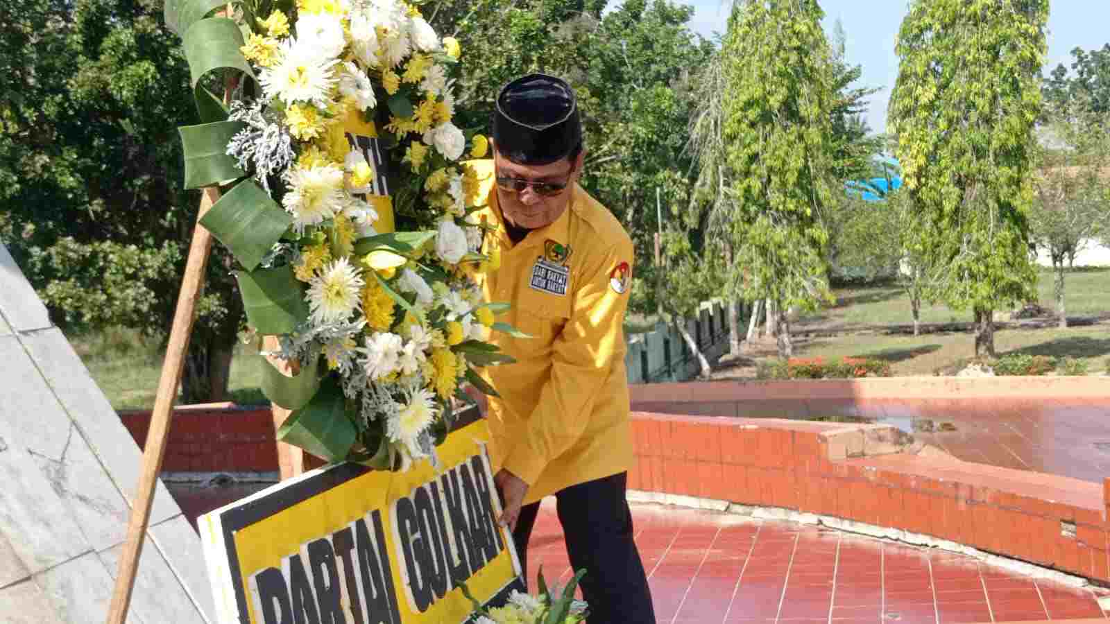 Peringati HUT ke-59, Pengurus DPD Partai Golkar Kalsel Rangkai Kegiatan Dengan Tabur Bunga Di Makam Pahlawan Bumi Kencana Banjarbaru