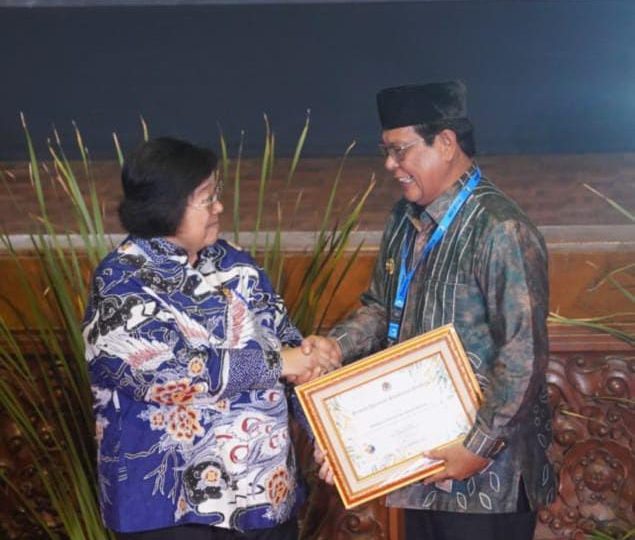 Atas Kerja Keras, Paman Birin Terima Penghargaan ProKlim 2023 dari Menteri LHK