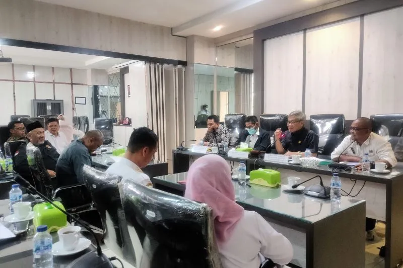 Ketua Komisi II DPRD Kalsel Berharap Ada Saling Pengertian Antara Warga Desa Kintap Dengan PT KJW