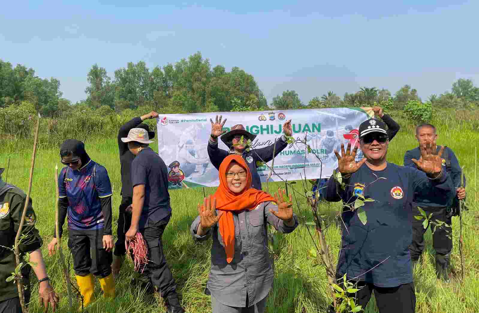 Dirangkaian HUT Humas Polri Ke-72, Polda Kalsel Tanam 1.850 Pohon Mangrove Untuk Bantu Jaga Keseimbangan Ekosistem Lahan Basah