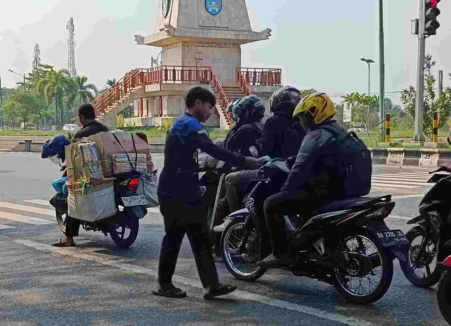 Antisipasi ISPA Untuk Warga, Banjarbaru Rescue Bersama Polda Kalsel Bagikan Ratusan Masker dan Vitamin ke Pengguna Jalan
