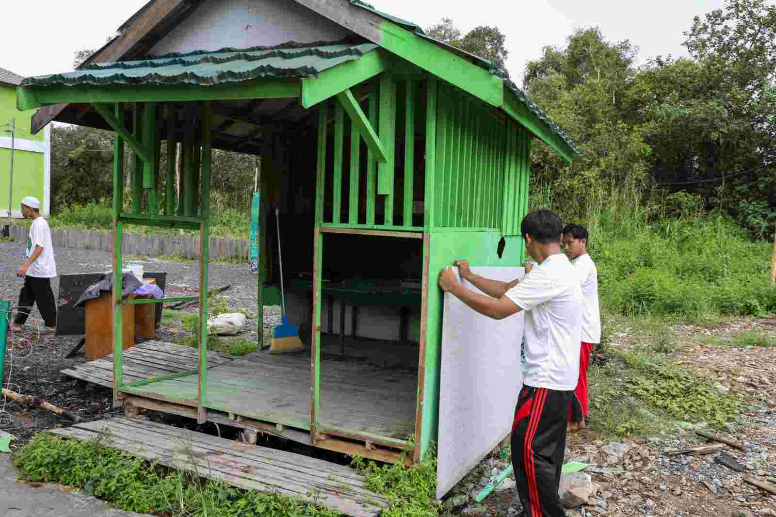 Santri Ganjar Ikut Gotong Royong Renovasi Pos Keamanan di Ponpes Raudhatul Musthofa Batola Kalsel