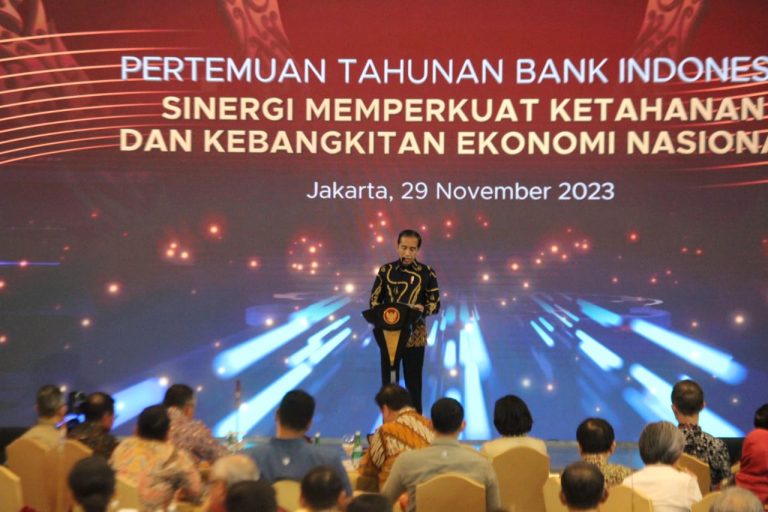 Implementasi QRIS Terbaik se-Kalimantan; Paman Birin Terima Penghargaan BI Awards 2023, Presiden : Minta Kredit UMKM Lebih Didorong