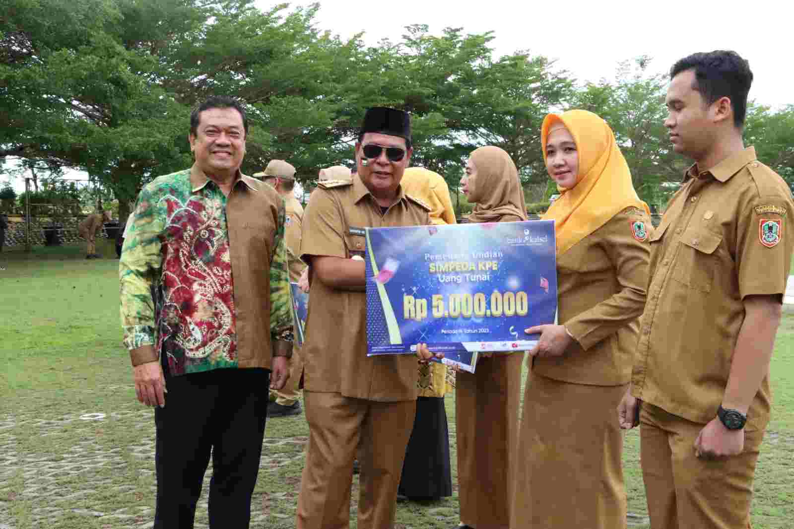 Gubernur Serahkan Hadiah Undian Simpeda KPE Periode IX Bank Kalsel Kepada 6 Pemenang