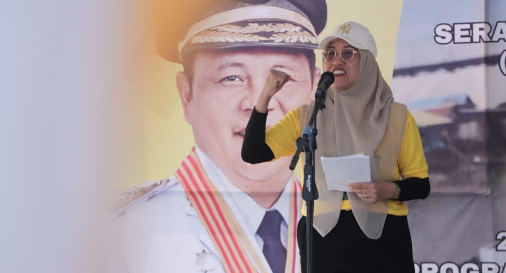 Gubernur Melalui Kadis LH Serahkan 18 Perahu Sampah Untuk Dukung Program Sungai Martapura Asri.
