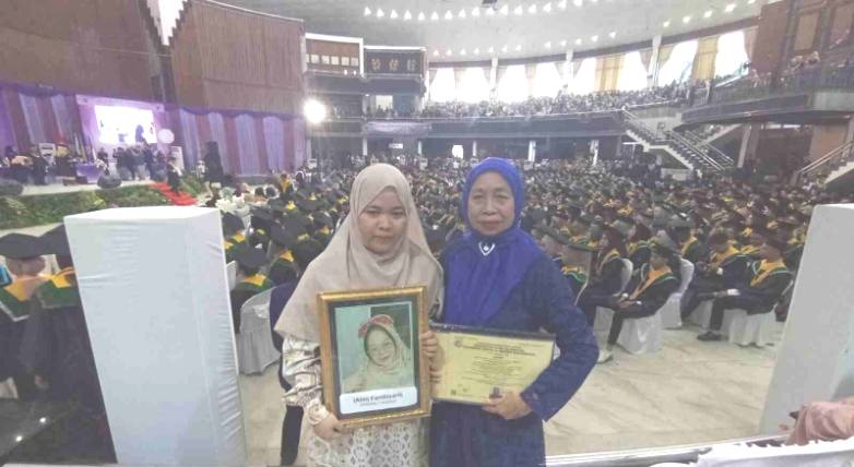 46 Hari Sebelum Meraih Gelar Magister; Mahasiswi Uniska MAB Meninggal Diusia, Sang Bunda Wakili Terima Ijazah