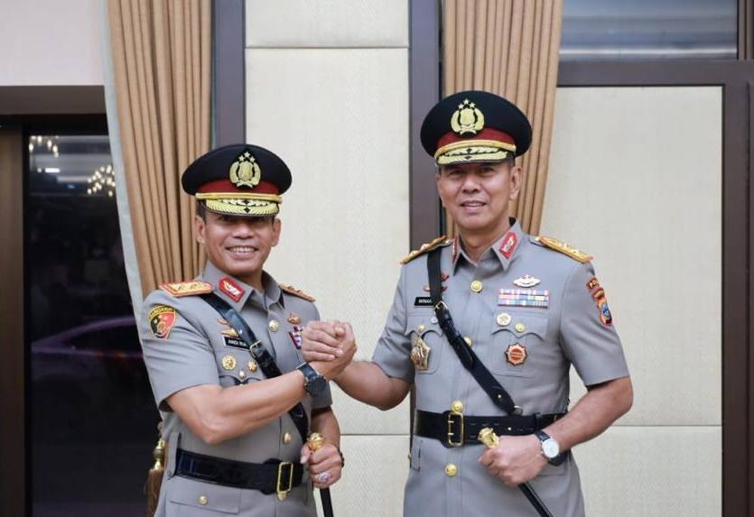 Sertijab Berlangsung di Mabes Polri, Irjen Pol Winarto Resmi Pimpin Polda Kalsel Gantikan Andi Rian Djajadi