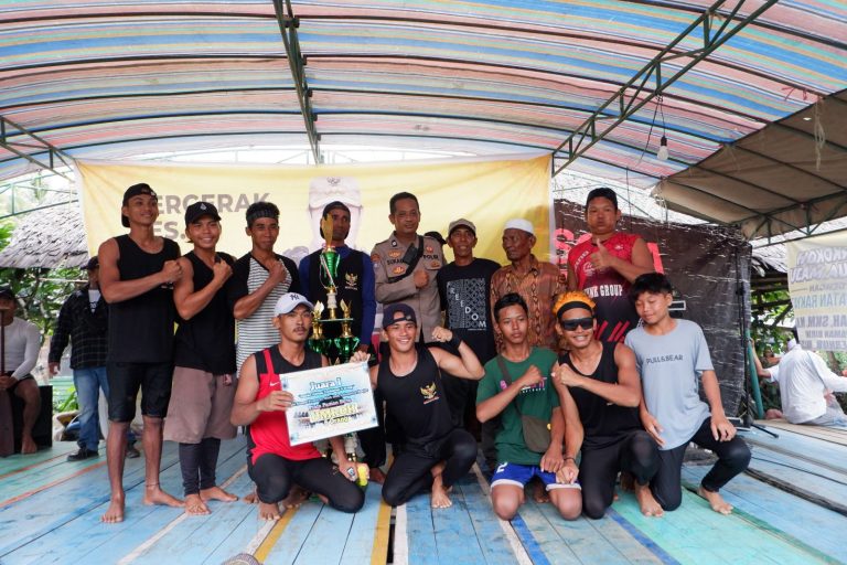 Paman Birin Hadiahi Umrah Juara Lomba Jukung Tradisional di Aluh-Aluh Kabupaten Banjar
