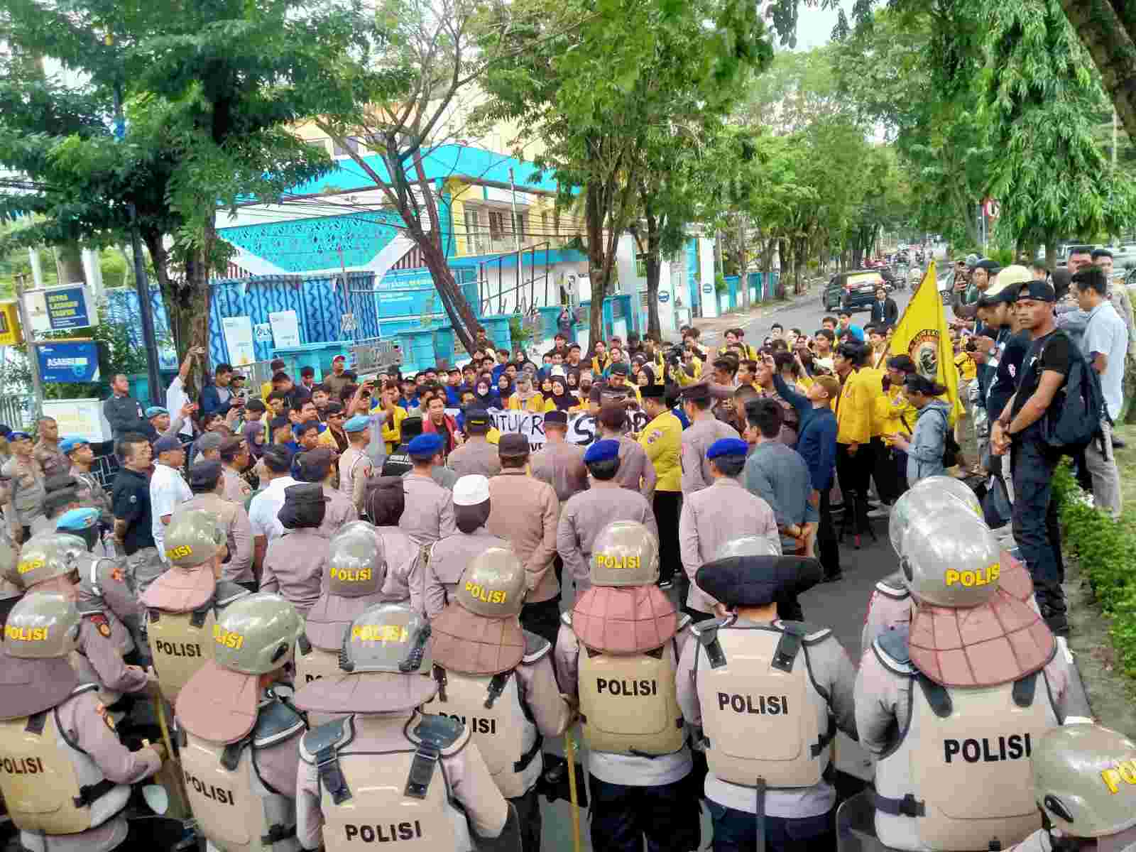 Gelar Unjukrasa, BEM Sampaikan Tuntutan di Depan DPRD Kalsel