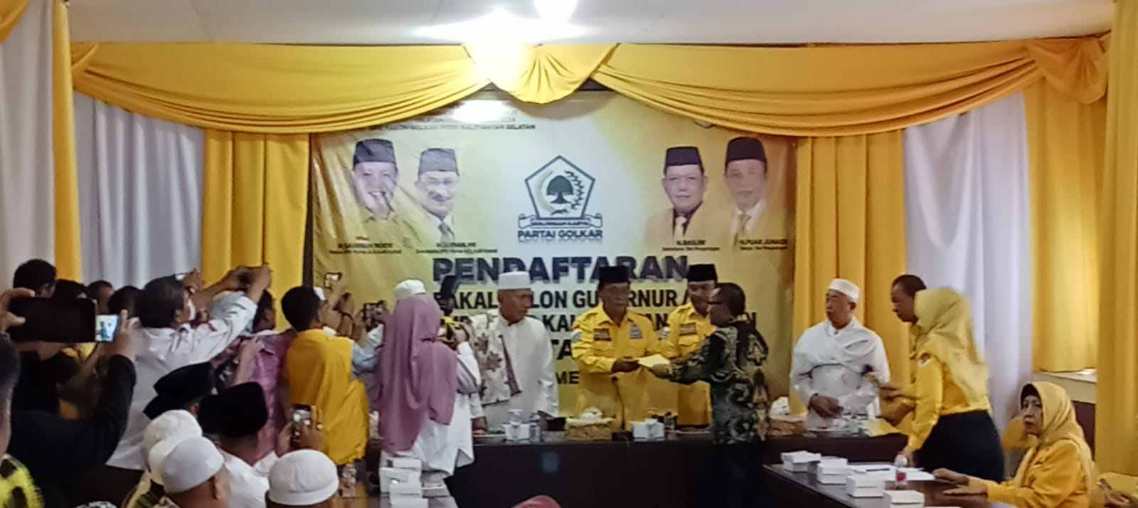 Acil Odah Serahkan Berkas Lamaran Bacalon Gubernur ke Golkar Kalsel.