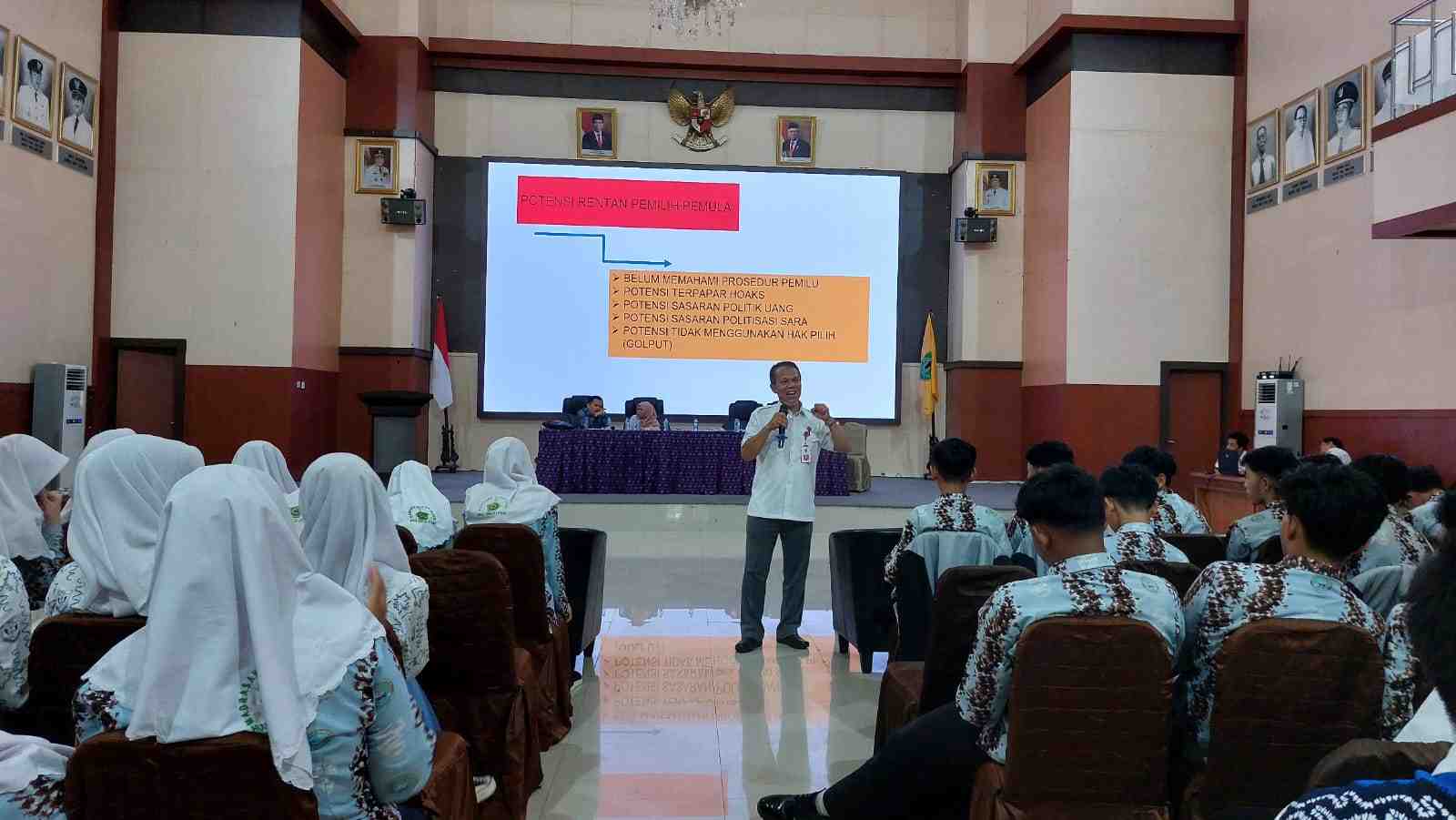 Sukseskan Pilkada Serentak, Kesbangpol Provinsi Kalsel Gelar Sosialisasi Bagi Pemilih Pemula