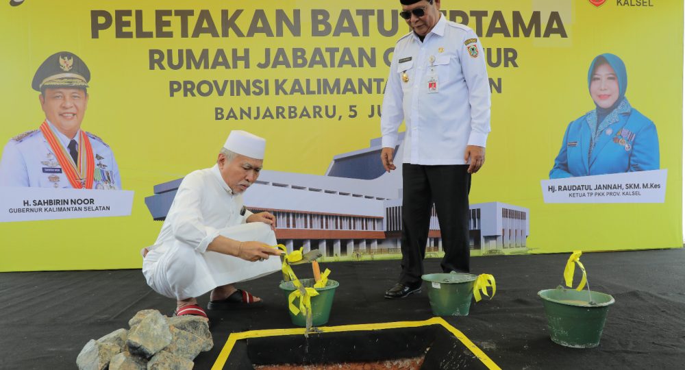 Paman Birin Didampingi Guru Wildan Letakan Batu Pertama Pembangunan Rumah Dinas Gubernur