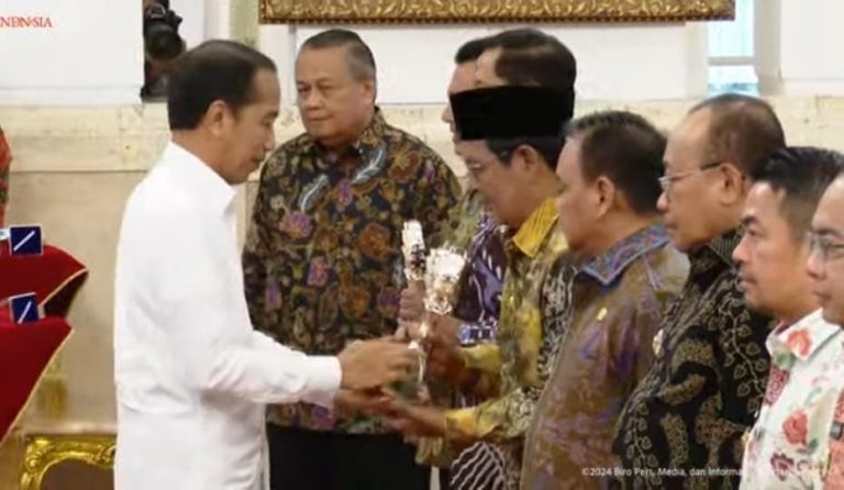 Dua Kali Berturut, Paman Birin Terima TPID Award  dari Presiden Jokowi