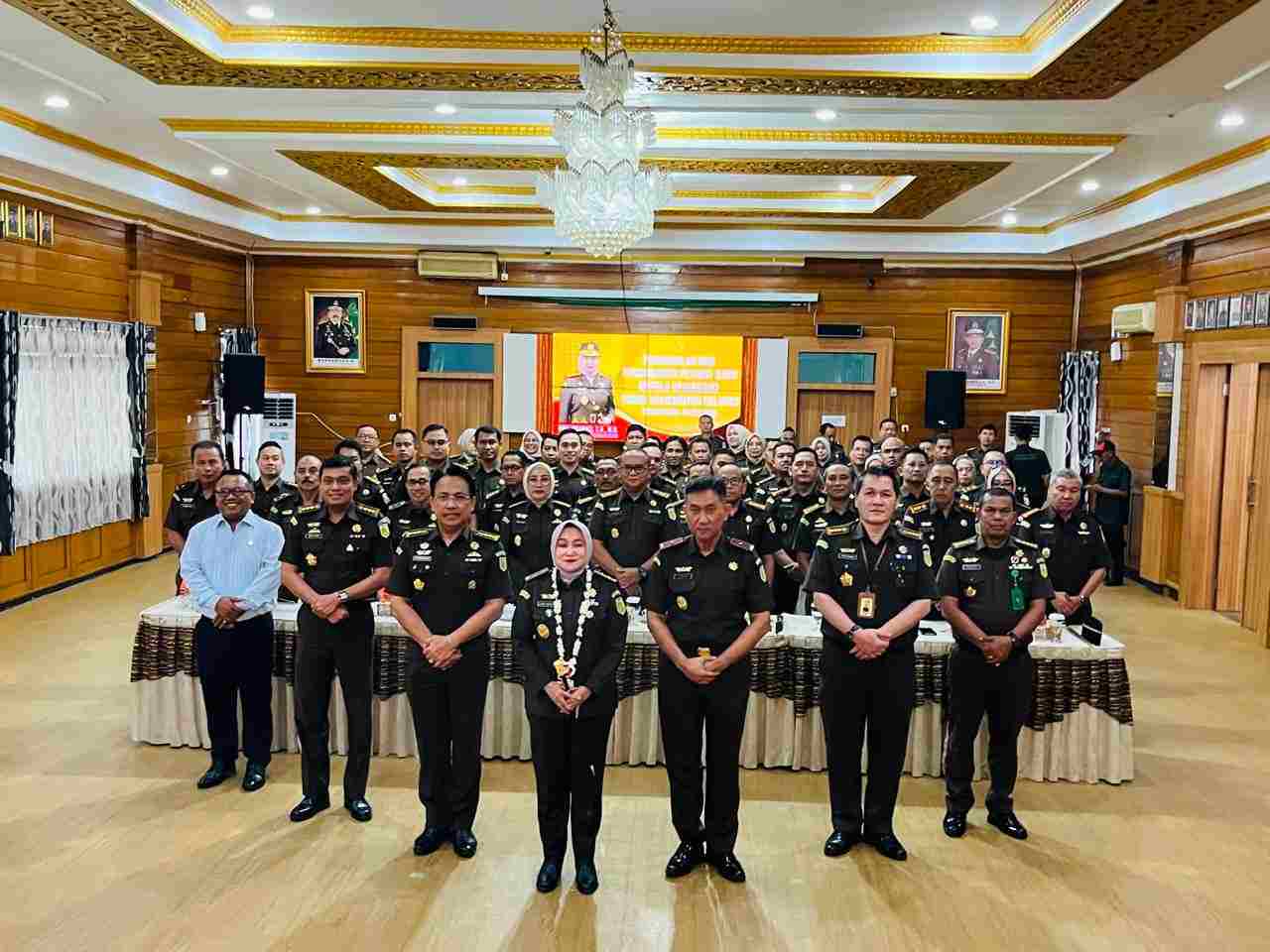Dihari Pertama, Kajati Kalsel Rina Virawati Berikan Arahan Perdana