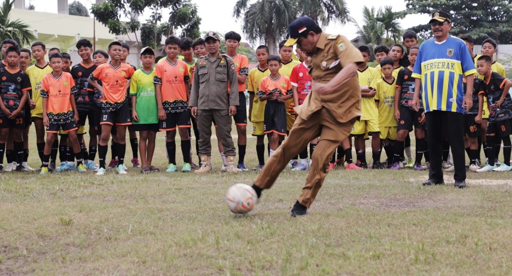 Tendang Bola Pertama, Paman Birin Resmi Buka Festival Sepakbola U-14 di SKB Banjarmasin