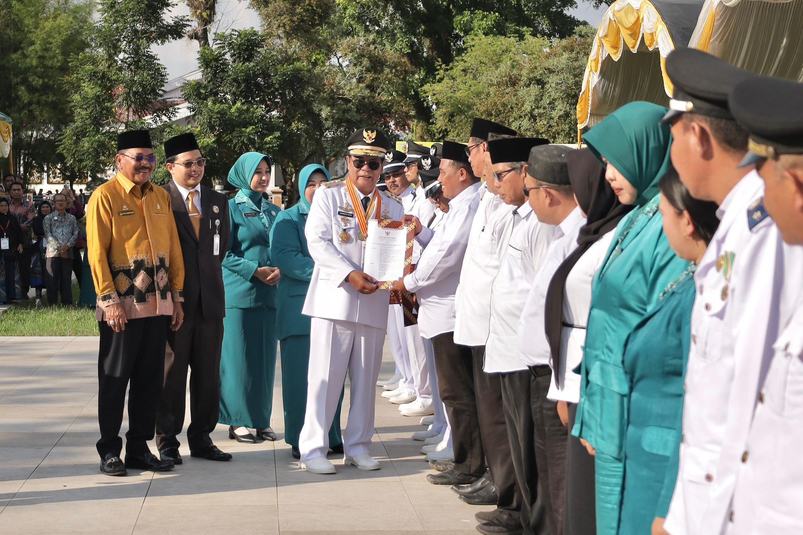 Hadiri Pengukuhan Pembakal HST, Supian HK : Jadikan Kepuasan Masyarakat Sebagai Tolak Ukur Keberhasilan