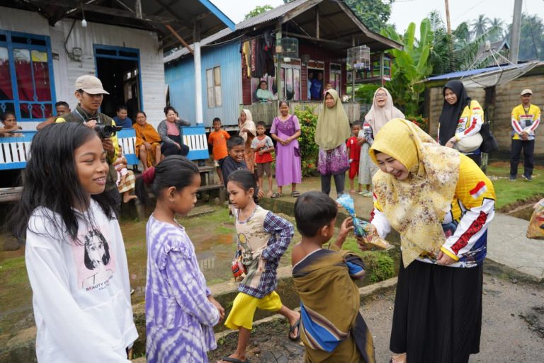 Berbagi Kebahagiaan Acil Odah Disapa ‘Bunda’ oleh Anak- Anak Desa Teluk Kemuning
