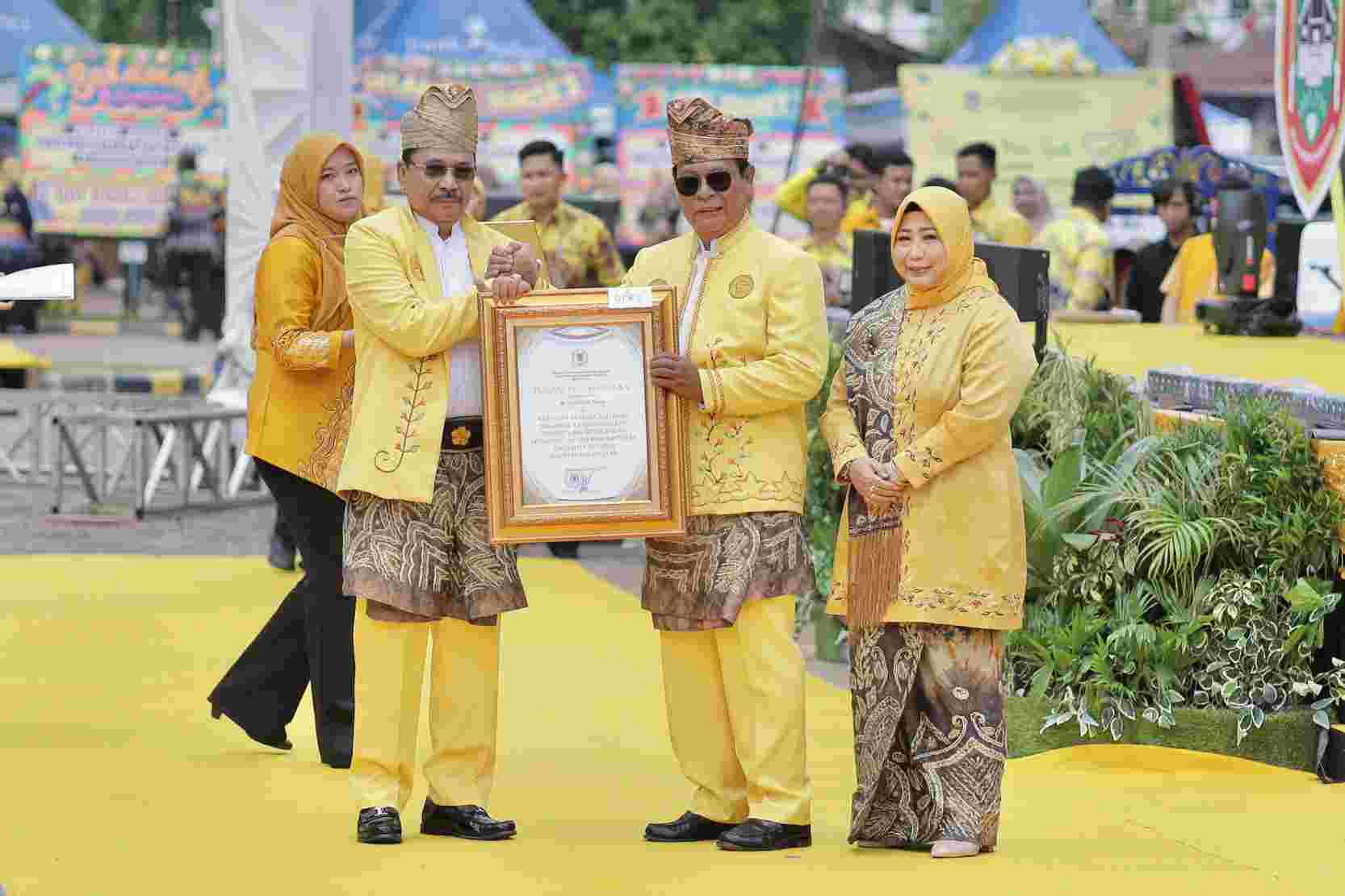 Puncak Harjad ke 74, Paman Birin dan Acil Odah Dapat 3 Penghargaan dari Ketua DPRD H Supian HK
