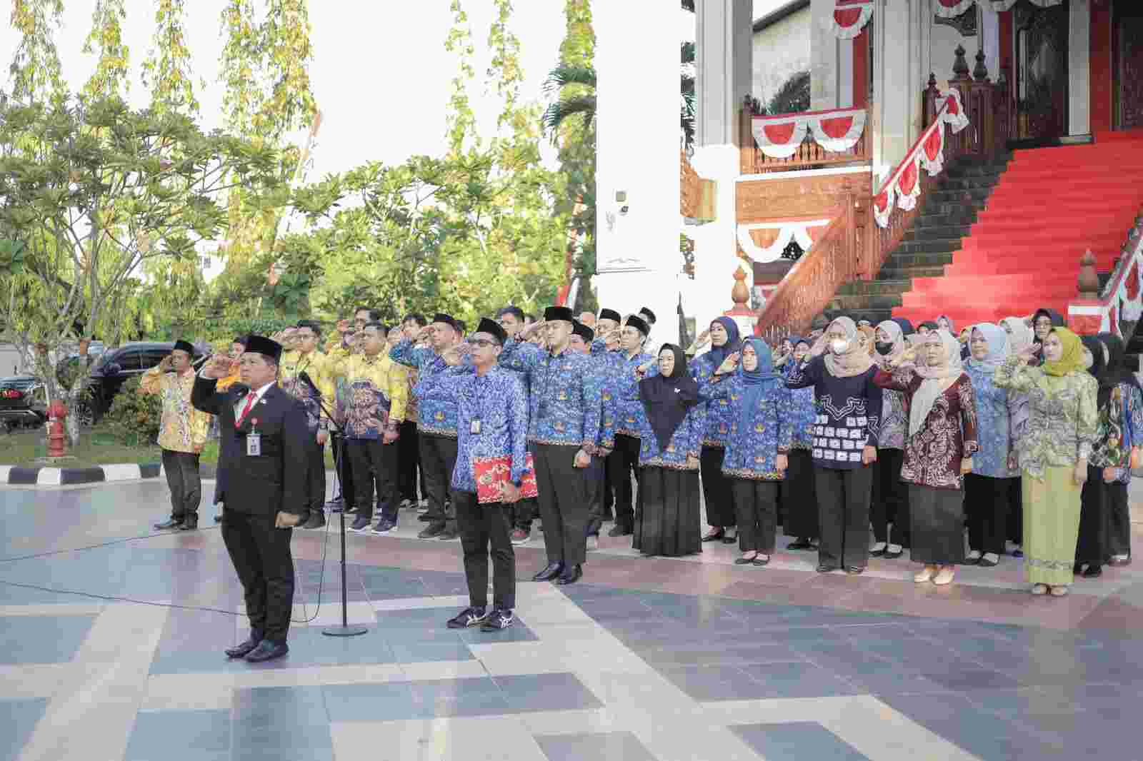 Sekretariat DPRD Kalsel Laksanakan Upacara HUT ke-79 RI di Halaman Rumah Banjar