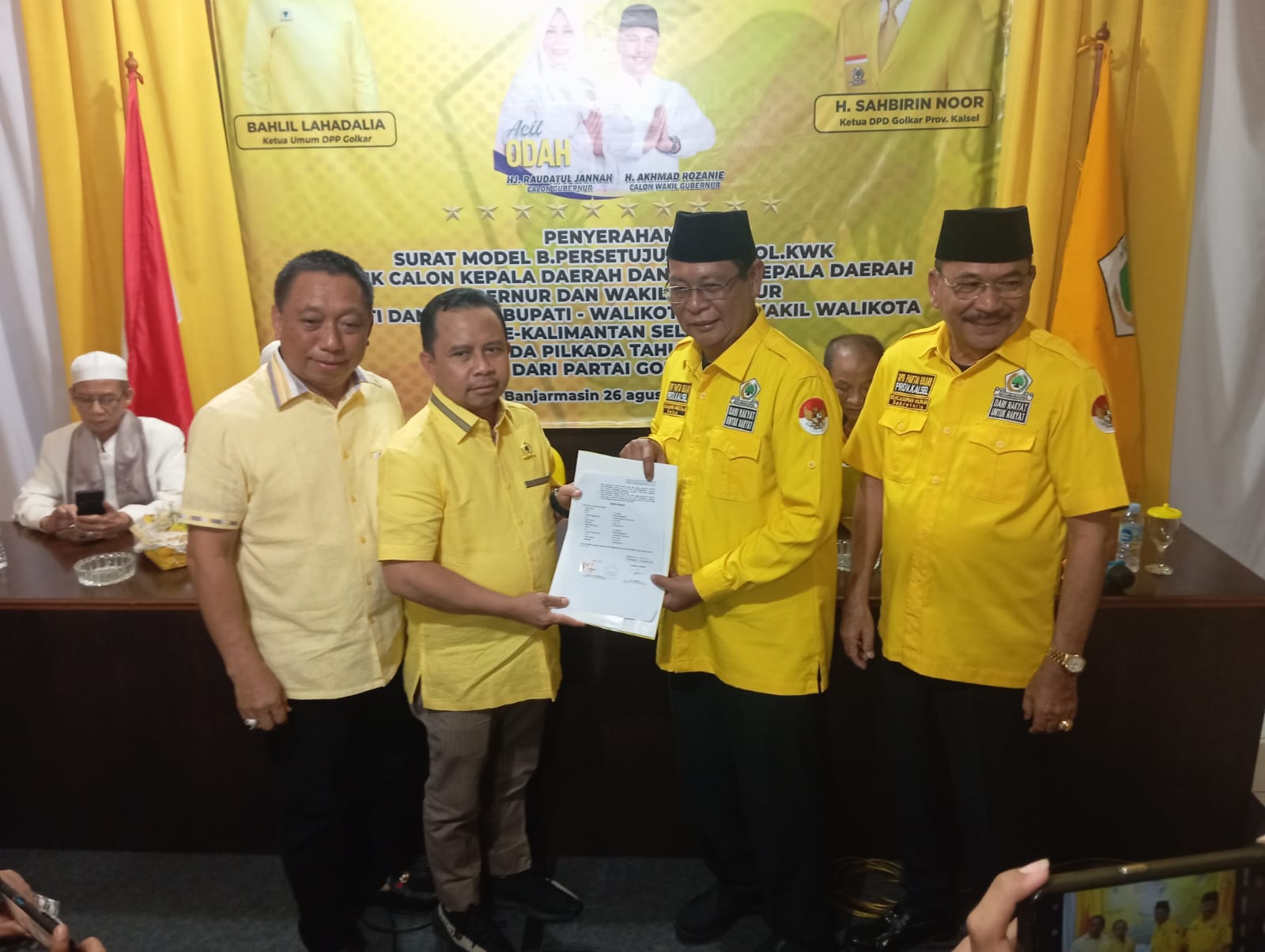 Partai Golkar Serahkan B1-KWK Kepada Bakal Pasangan Calon di Pilkada Kalsel 2024