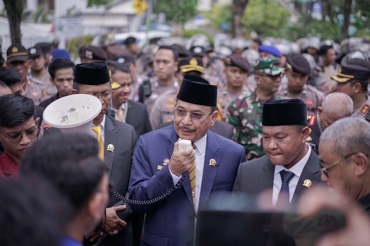 Usai Dilantik, Pimpinan DPRD Kalsel Tanda Tangani Fakta Integeritas Dari BEM se Kalsel
