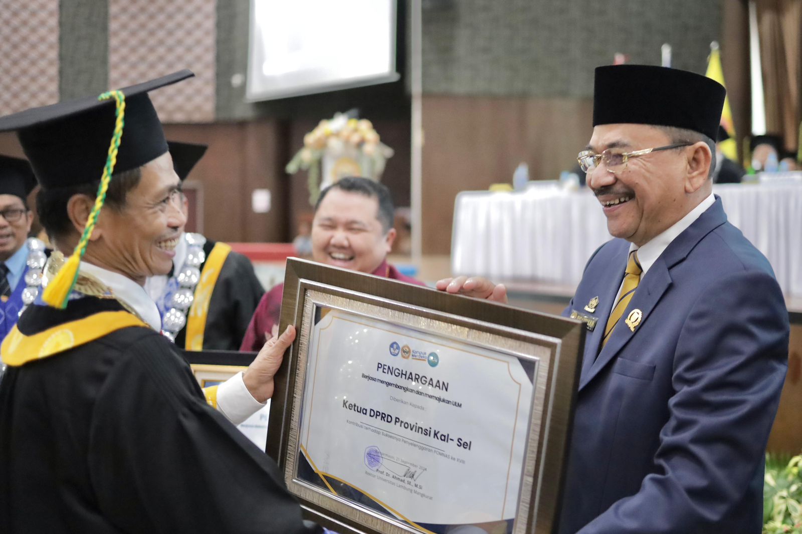 Sukseskan Pomnas XVIII Kalsel, Supian HK Terima Penghargaan dari Unlam