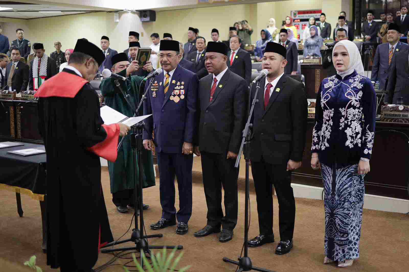 4 Unsur Pimpinan DPRD Kalsel Ucapkan Sumpah Dan Janji, H Supian HK Kembali Pimpin 